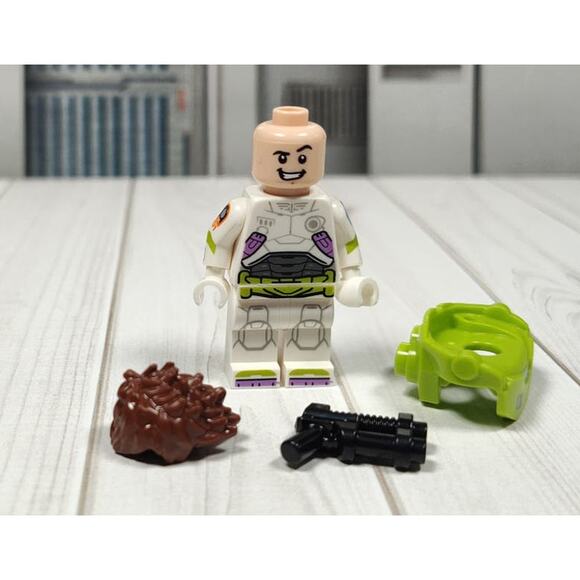 Lego Disney Buzz Lightyear Minifigure with Gun & Hair Zyclops Chase 76830 - Picture 3 of 3